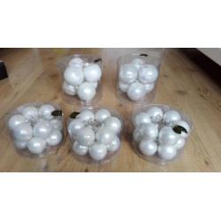 Kerstballen met piek, ca 75 stuks. Kleur wit en glas.