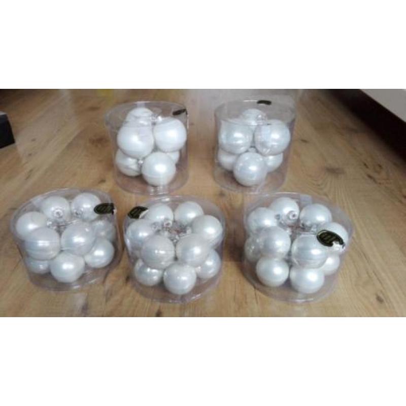 Kerstballen met piek, ca 75 stuks. Kleur wit en glas.