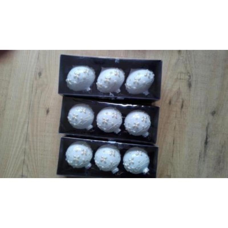 Kerstballen met piek, ca 75 stuks. Kleur wit en glas.