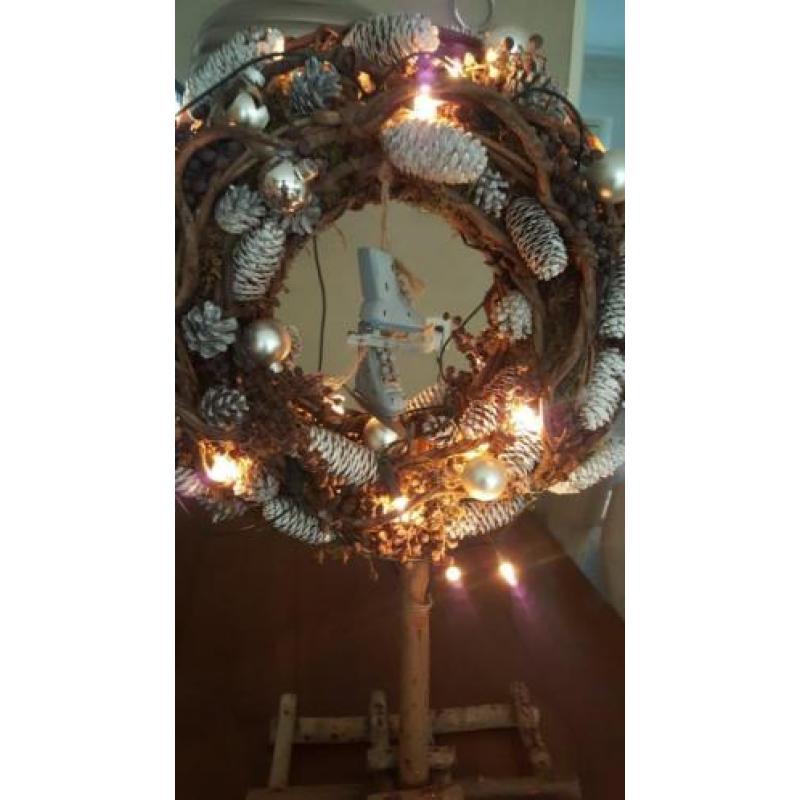 landelijke kerstkrans op standaard met verlichting