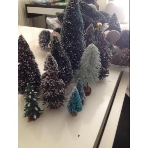 Kerstboompjes voor kerstdorp of winterlandschap