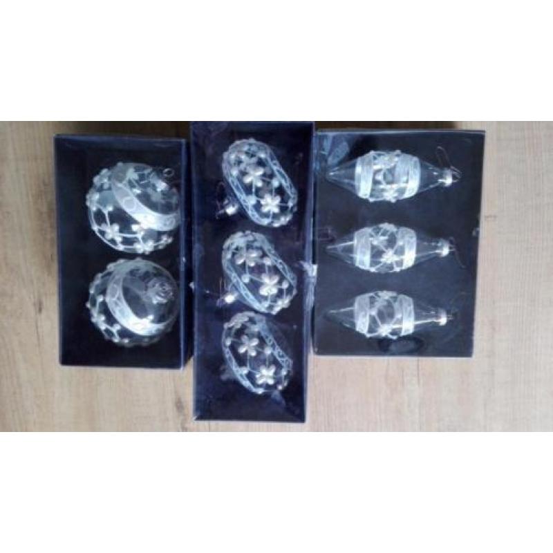 Kerstballen met piek, ca 75 stuks. Kleur wit en glas.