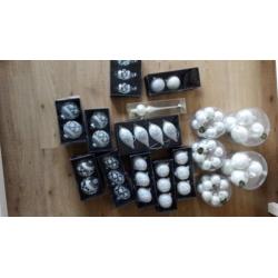 Kerstballen met piek, ca 75 stuks. Kleur wit en glas.