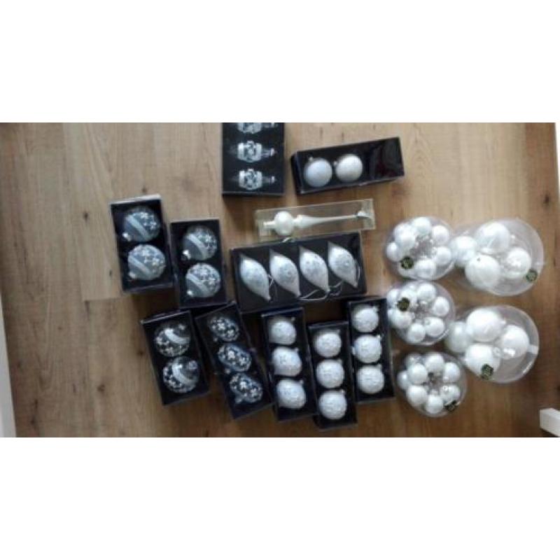 Kerstballen met piek, ca 75 stuks. Kleur wit en glas.
