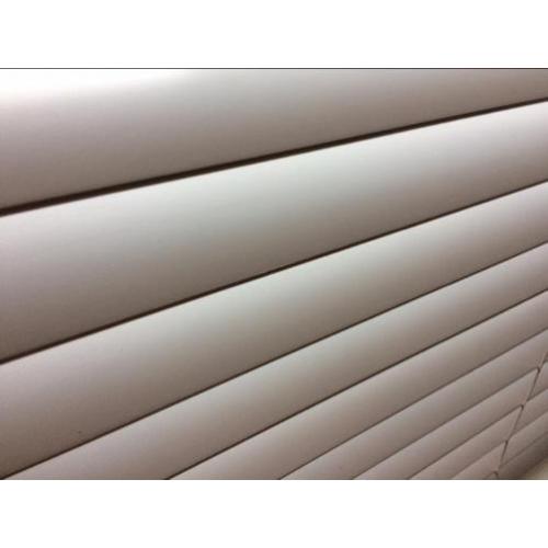 Licht grijze Luxaflex raambekleding 5 cm