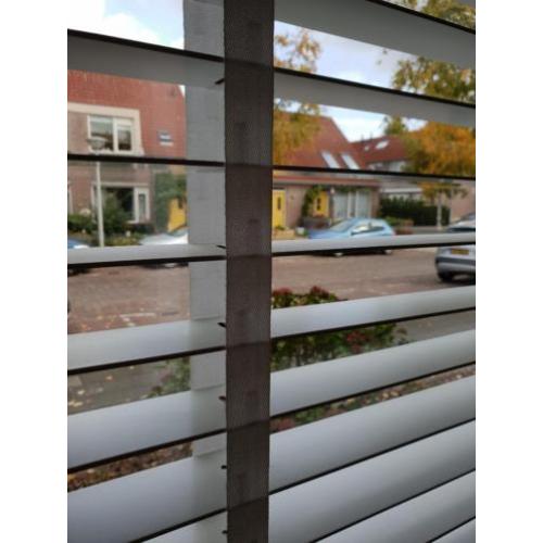 Wit houten jaloezieen, afmeting h 190 cm x b 240 cm