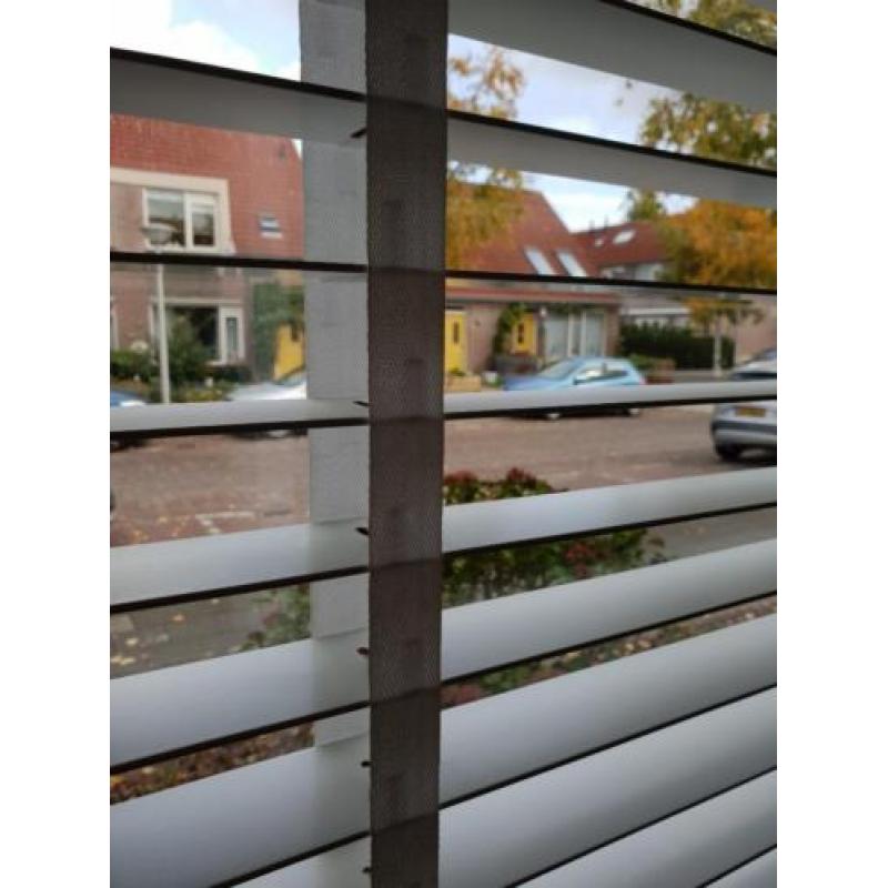 Wit houten jaloezieen, afmeting h 190 cm x b 240 cm