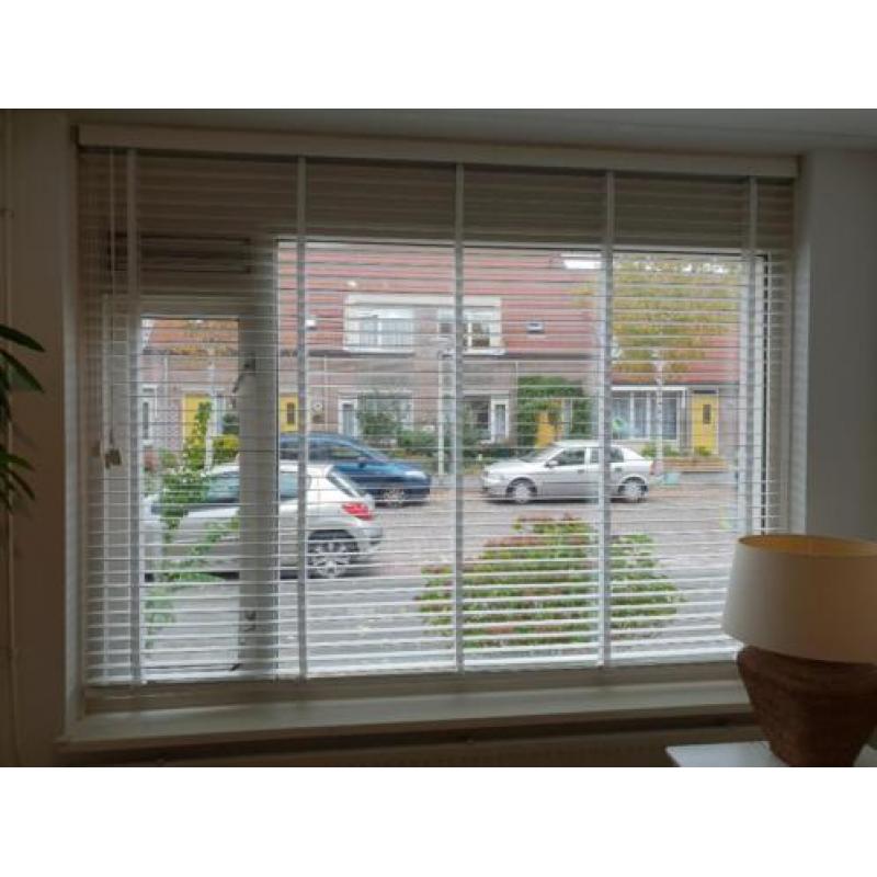 Wit houten jaloezieen, afmeting h 190 cm x b 240 cm