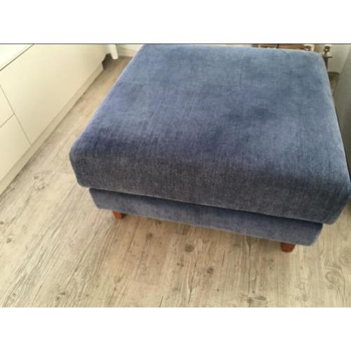 Te koop: vierkante poef met houten poten