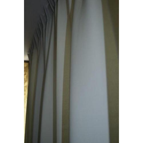 26. Overgordijnen in een mooie licht grijs ( off white ) kle