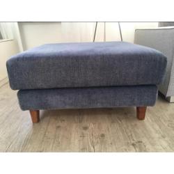 Te koop: vierkante poef met houten poten