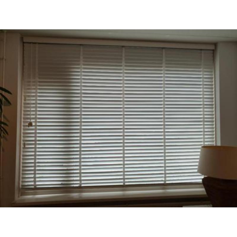 Wit houten jaloezieen, afmeting h 190 cm x b 240 cm