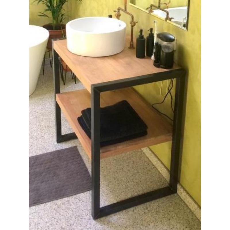 Wastafelmeubel staal met eiken badkamermeubel of steigerhout