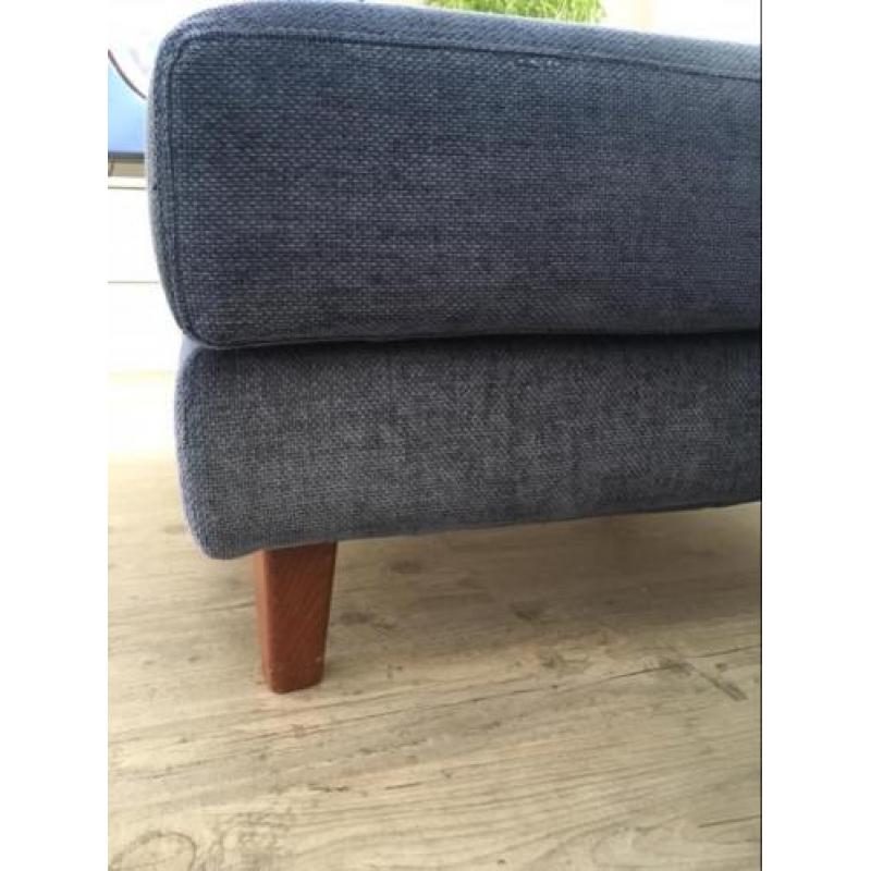 Te koop: vierkante poef met houten poten