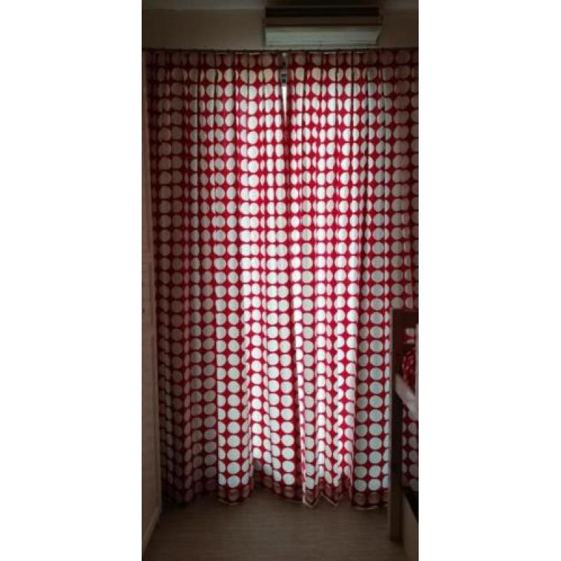 Gordijnen polkadot rood met witte stippen