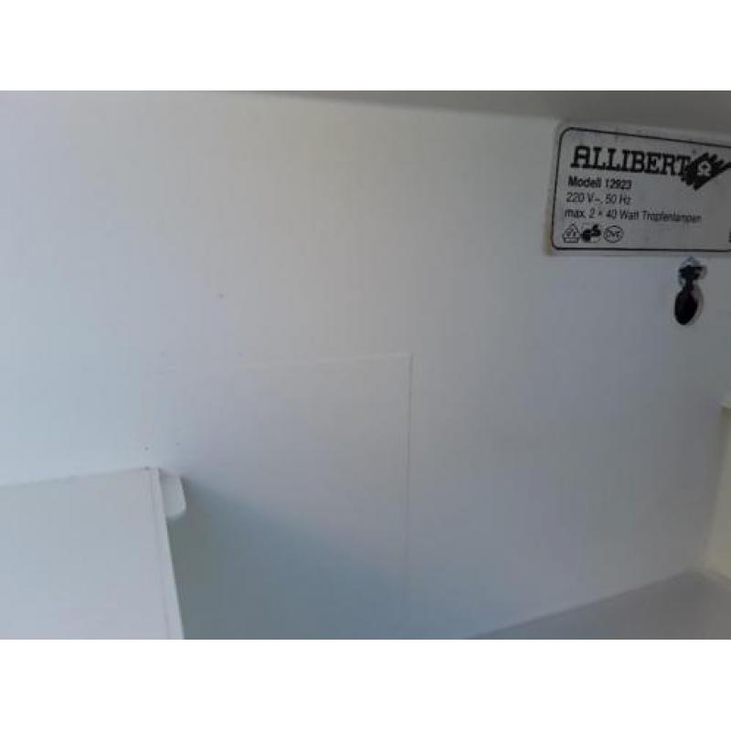Mooie spiegelkastje voor in de badkamer. (Allibert)