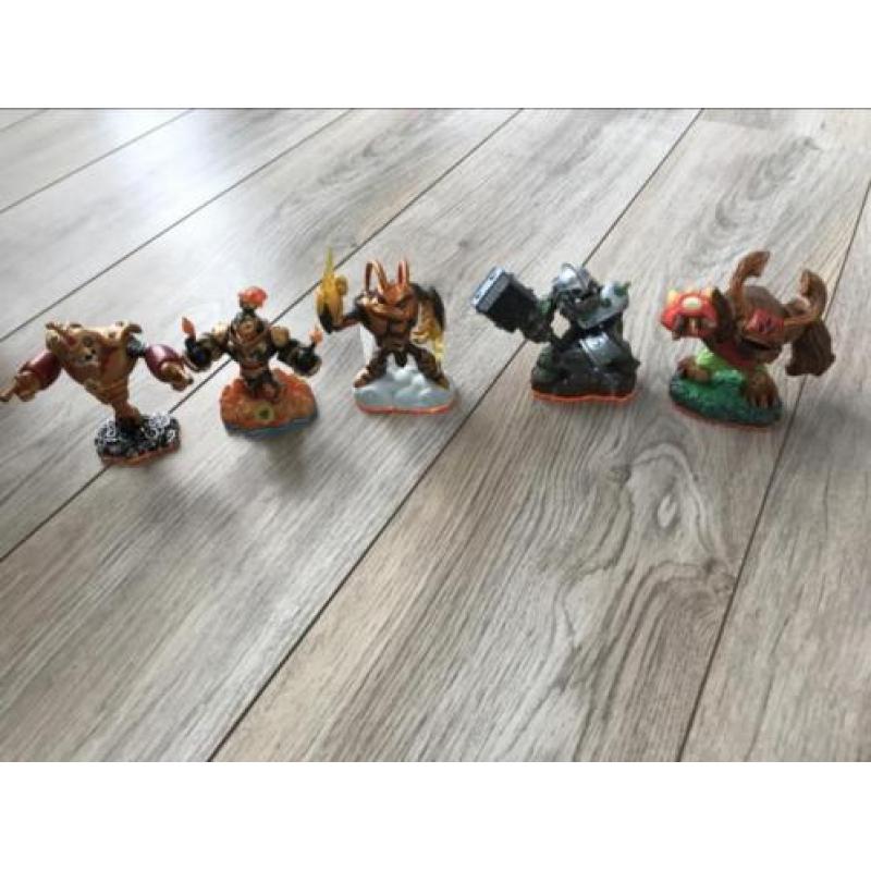 2 skylanderspellen wii, 24 skylanders, 4 giants en 4 swap